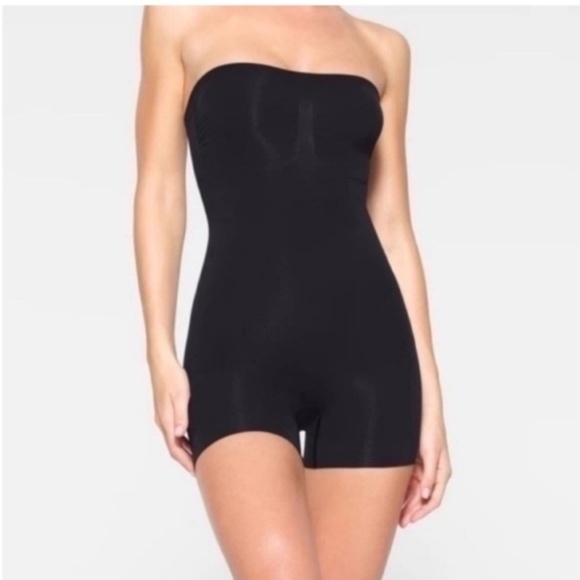 SKIMS SEAMLESS SCULPT STRAPLESS SHORTIE BODYSUIT ONYX BLACK MEDIUM NO STRAPS